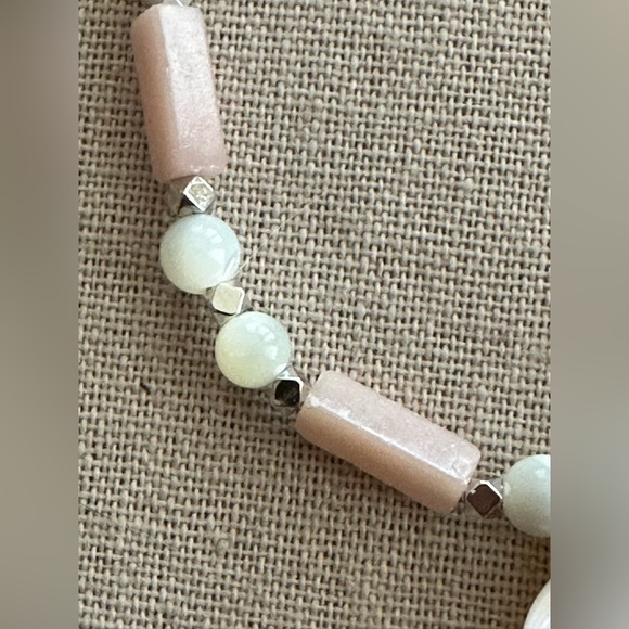 18 inch Mother of Pearl Choker and Pink Conch Shell bead necklace NWOT - Picture 6 of 13